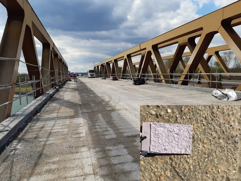 Préparation du support béton (photos APRR). La dalle béton support est soigneusement préparée par hydrodémolition avant le coulage du BFUP. Ce traitement assure une macro et une micro rugosités optimales pour que le BFUP puisse créer des liaisons chimiques suffisamment fortes avec le béton existant. Le niveau de rugosité est contrôlé visuellement à l’aide de petites plaques étalons (système ICRI) reproduisant la rugosité à atteindre (photo en bas à droite).
