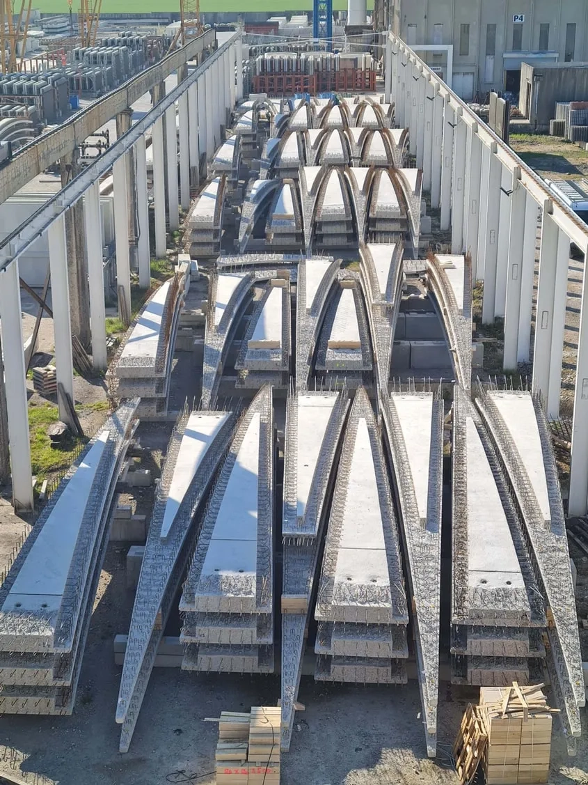 Stockage des « pétales » dans l’usine Capremib, filiale de Demathieu Bard spécialisée dans la préfabrication.