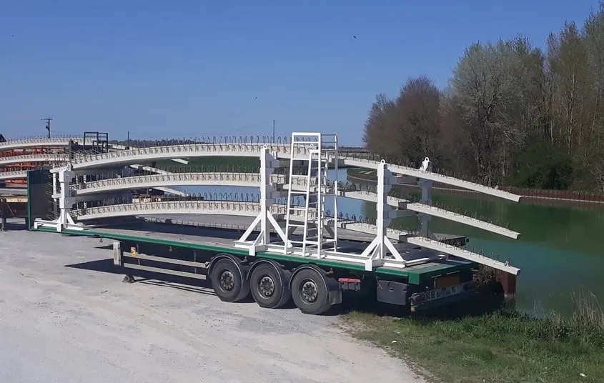 Les racks de transport mis au point par Demathieu Bard permettent de superposer trois pétales.