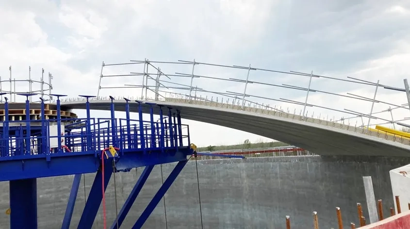 Chaque pétale est équipé de garde-corps de chantier avant d’être positionné sur l’outil-parapluie.
