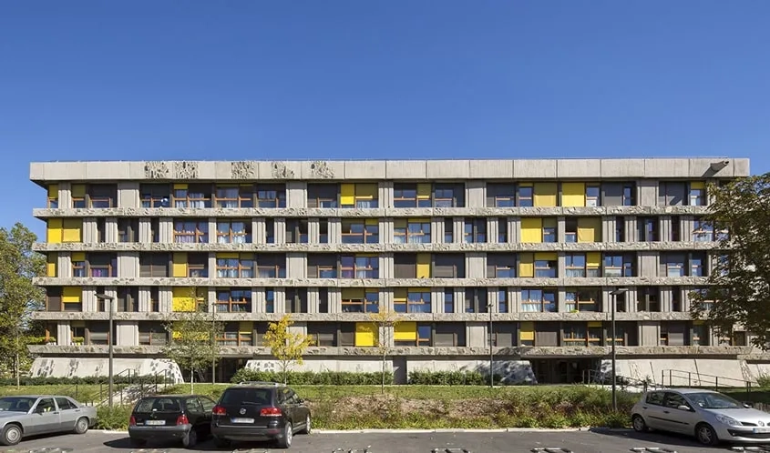 L’architecture met en œuvre trois matériaux selon les principes dits « brutalistes » : béton brut avec inclusion de blocs irréguliers de schiste, menuiserie bois, verre. L’architecture met en œuvre trois matériaux selon les principes dits « brutalistes » : béton brut avec inclusion de blocs irréguliers de schiste, menuiserie bois, verre.