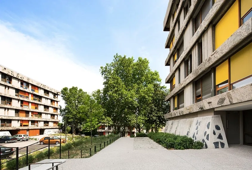 La cité des Bleuets est conçue par Paul Bossard pour créer un ensemble où paysage et architecture se complètent et interfèrent. La cité des Bleuets est conçue par Paul Bossard pour créer un ensemble où paysage et architecture se complètent et interfèrent.