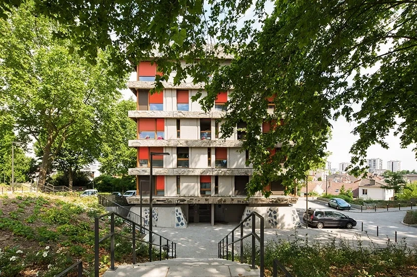 Un des enjeux de la réhabilitation était de retrouver les qualités architecturales des bâtiments et de restructurer le parc ainsi que l’ensemble des espaces extérieurs. Un des enjeux de la réhabilitation était de retrouver les qualités architecturales des bâtiments et de restructurer le parc ainsi que l’ensemble des espaces extérieurs.