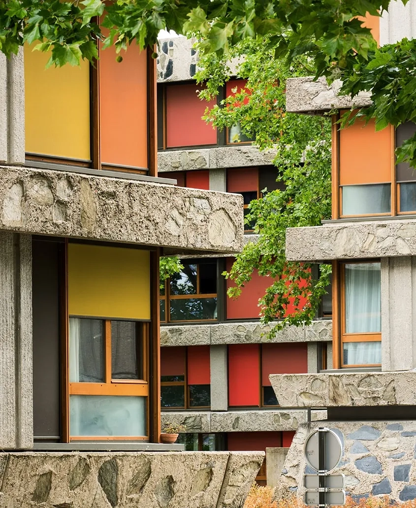 La couleur est également réintroduite par l’ajout de stores coulissants colorés rappelant les stores en toile qui équipaient les baies d’origine. La couleur est également réintroduite par l’ajout de stores coulissants colorés rappelant les stores en toile qui équipaient les baies d’origine.