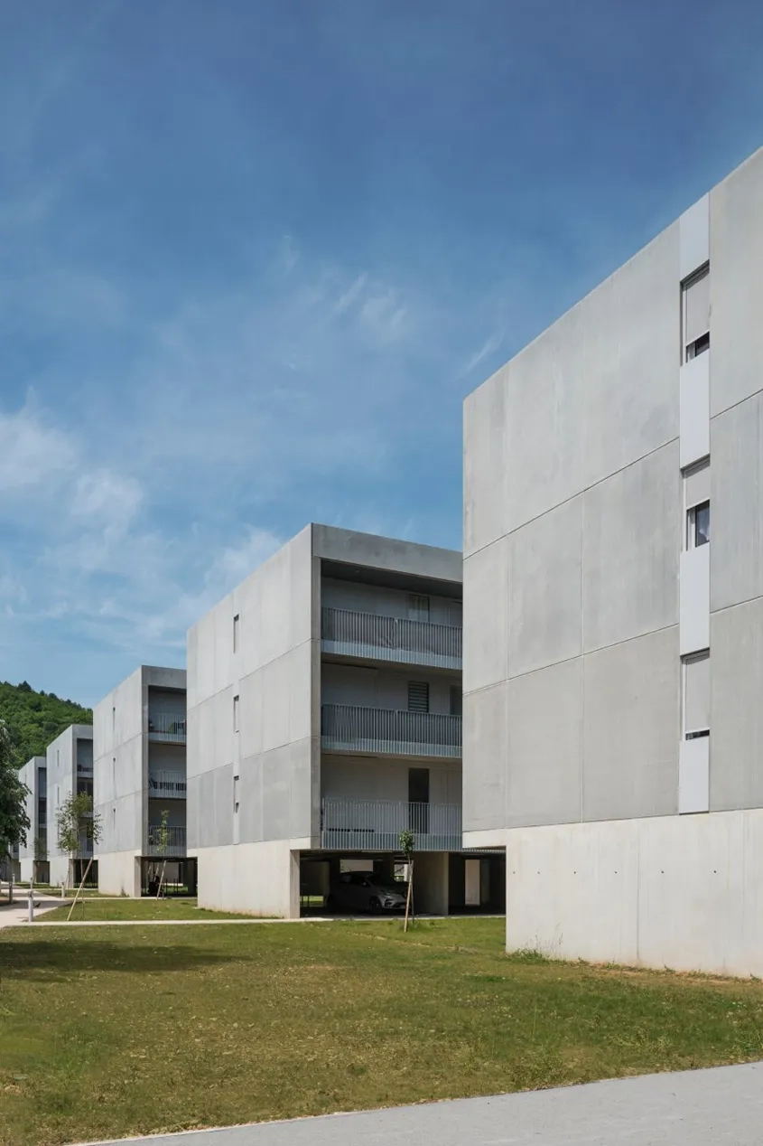Le choix d’une organisation en plots, qui permet de nombreuses ouvertures et de spacieuses loggias, facilite l’intégration paysagère de l’ensemble.