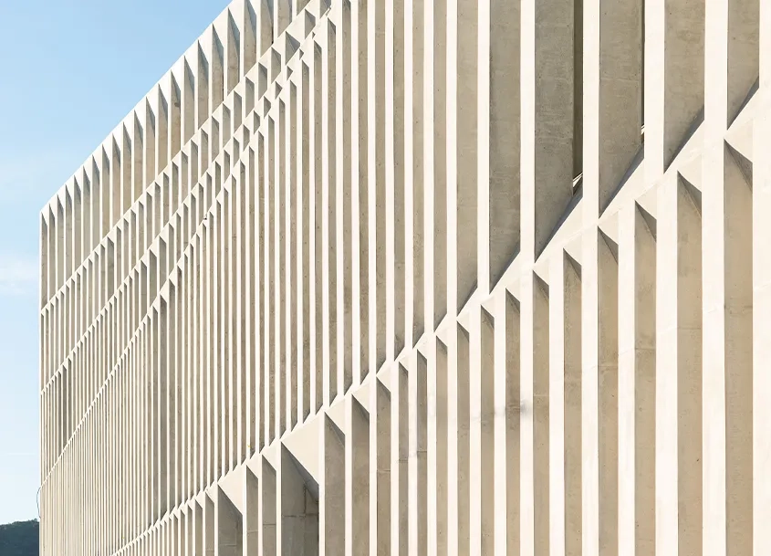 Détail de la façade sud en béton architectonique avec parement laissé brut de décoffrage. Détail de la façade sud en béton architectonique avec parement laissé brut de décoffrage.