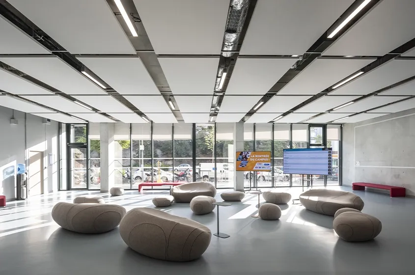 Le hall d’accueil général est baigné de lumière et résolument contemporain. Il permet aux personnes en formation de se rencontrer autour d’espaces atypiques.
