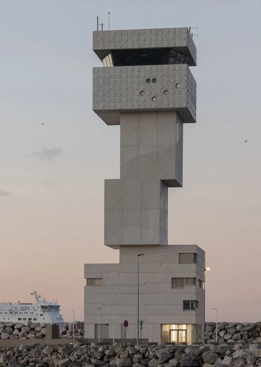 Les volumes fonctionnels sont empilés de manière décalée, à l’image des galets formant un cairn.