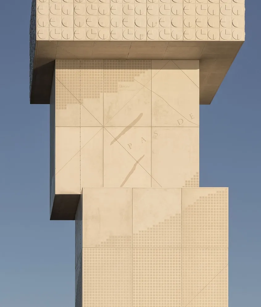 Les façades en prémur béton racontent l’identité calaisienne par des inscriptions dans la matière.