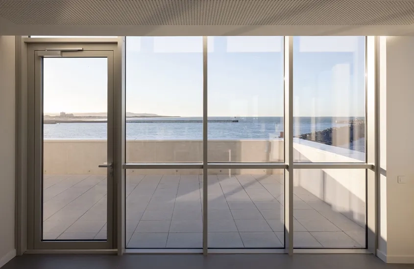Au niveau 3, la salle de crise se prolonge par une terrasse panoramique qui ne figurait pas au programme.