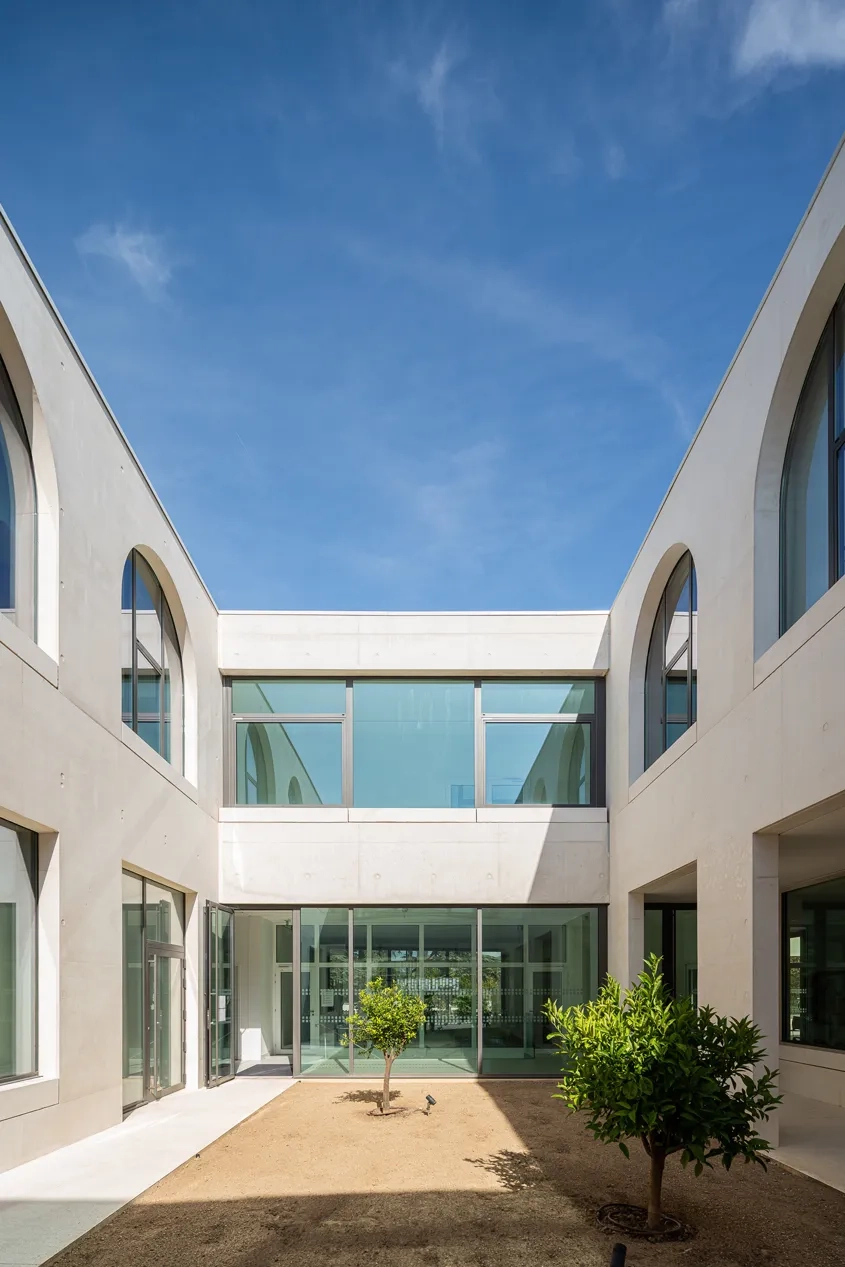 Le jardin des agrumes qui donne en transparence vers le parc Tony-Garnier.
