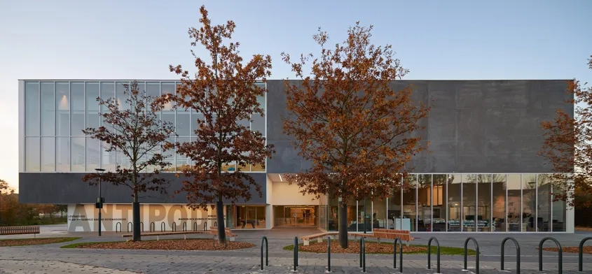La façade principale où la masse du béton révèle le jeu des porte-à-faux et des transparences.