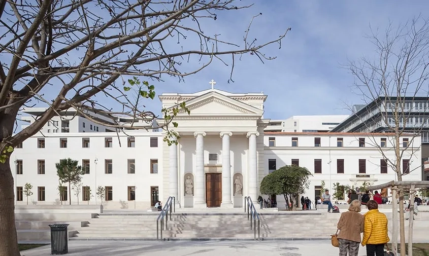 Au sud, la façade néoclassique est reconstituée avec la construction d’une aile neuve (à gauche). Elle reprend le gabarit et l’ordonnancement des baies d’origine et s’inscrit en symétrie avec l’existant. ©S.Demailly Au sud, la façade néoclassique est reconstituée avec la construction d’une aile neuve (à gauche). Elle reprend le gabarit et l’ordonnancement des baies d’origine et s’inscrit en symétrie avec l’existant.