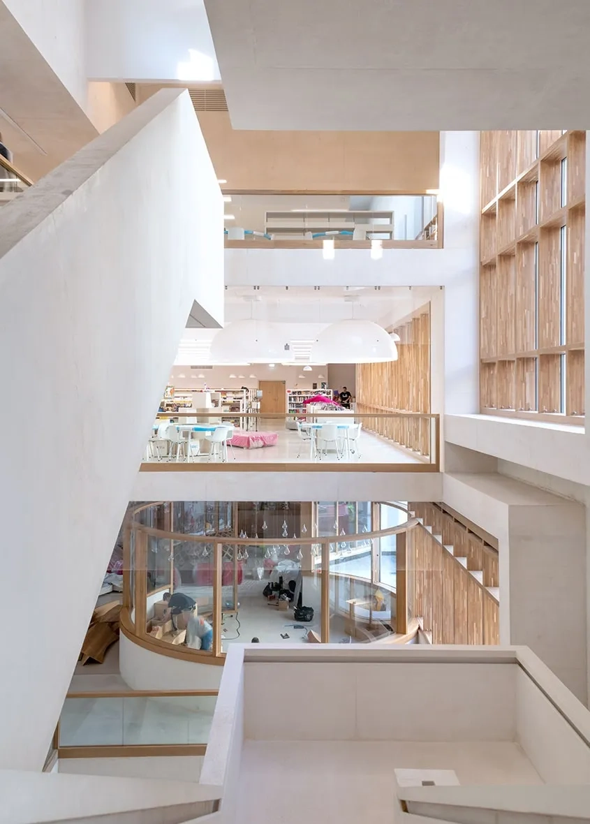 L’intérieur est baigné de la douce lumière du nord. En contrepoint au béton blanc, les ensembles menuisés des châssis sont réalisés en bois. ©L.Ricciotti L’intérieur est baigné de la douce lumière du nord. En contrepoint au béton blanc, les ensembles menuisés des châssis sont réalisés en bois.
