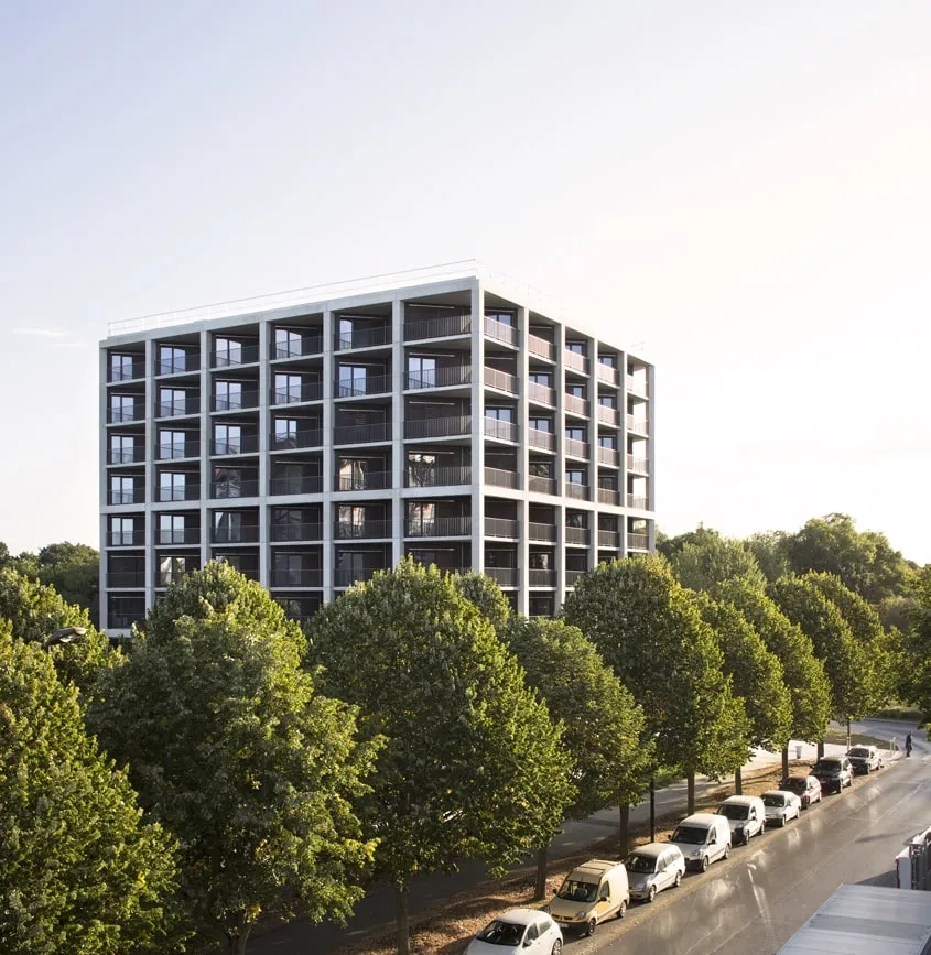 Au rez-de-chaussée de la partie contemporaine se caractérise une bande vitrée continue de 33 m de long, qui ouvre généreusement l’espace jeunesse sur le parc. Au rez-de-chaussée de la partie contemporaine se caractérise une bande vitrée continue de 33 m de long, qui ouvre généreusement l’espace jeunesse sur le parc.