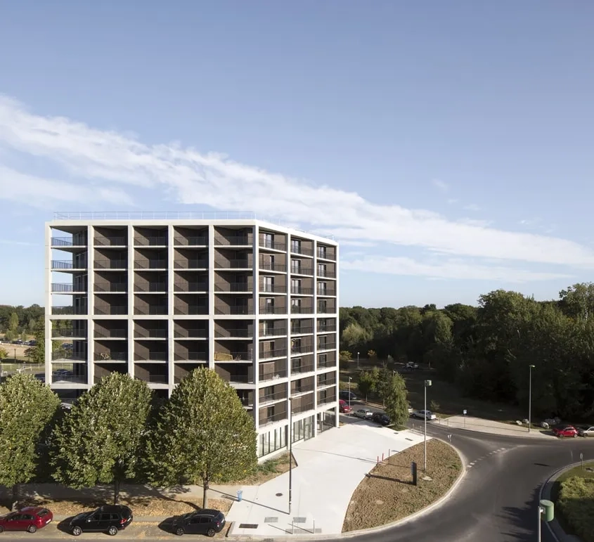 L’esthétique rationaliste et sobre de la résille structurelle, exprimée sur toutes les façades, qualifie l’architecture du projet. L’esthétique rationaliste et sobre de la résille structurelle, exprimée sur toutes les façades, qualifie l’architecture du projet.