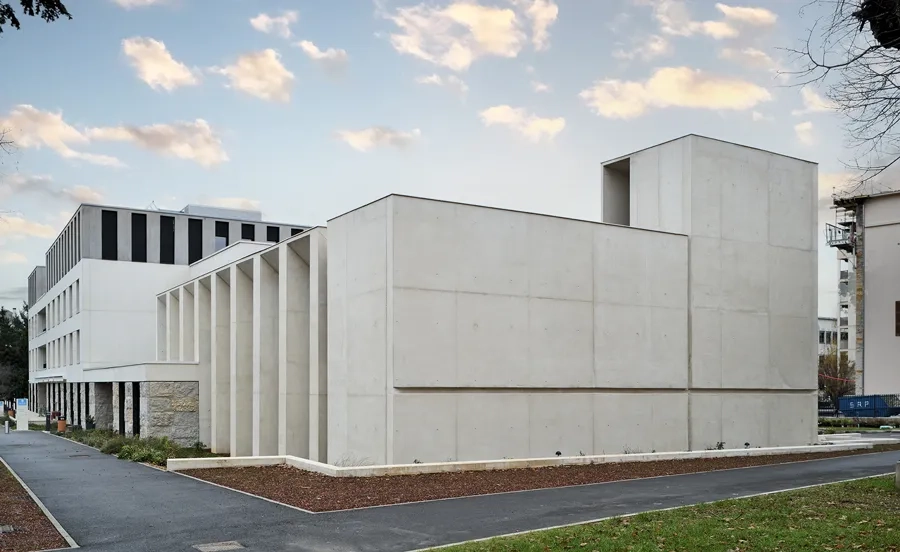 Au sein d’un nouvel ensemble bâti cohérent, la chapelle se démarque de l’Ehpad par ses dominantes verticales.