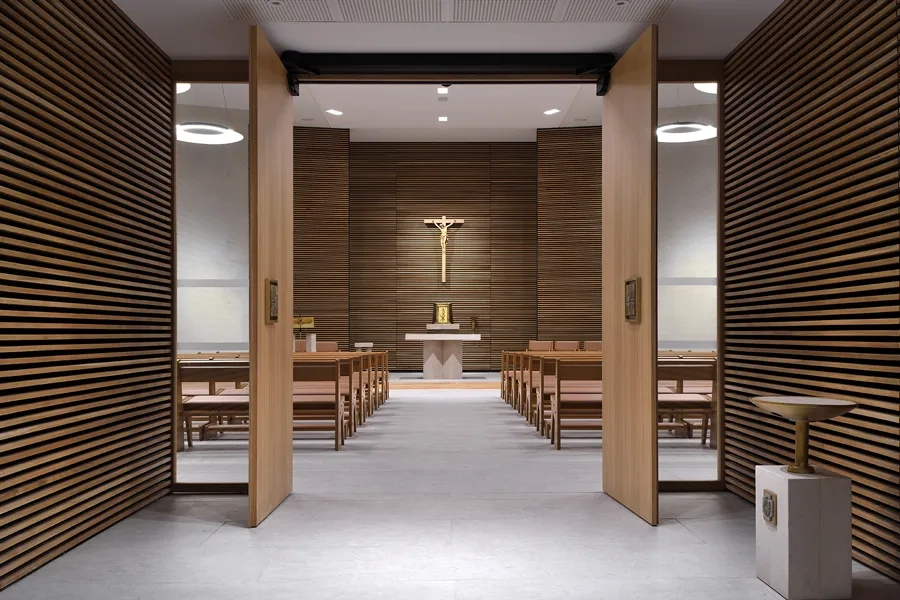 Le caractère spirituel de la chapelle est souligné par le choix de matériaux bruts et intemporels mis en œuvre avec retenue.