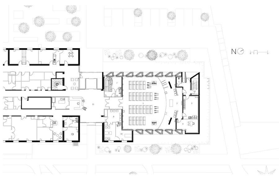 Plan du rez-de-chaussée. Axée sur le hall d’entrée de l’Ehpad, la nef centrale bénéficie d’un traitement architectural privilégié avec ses trumeaux obliques.