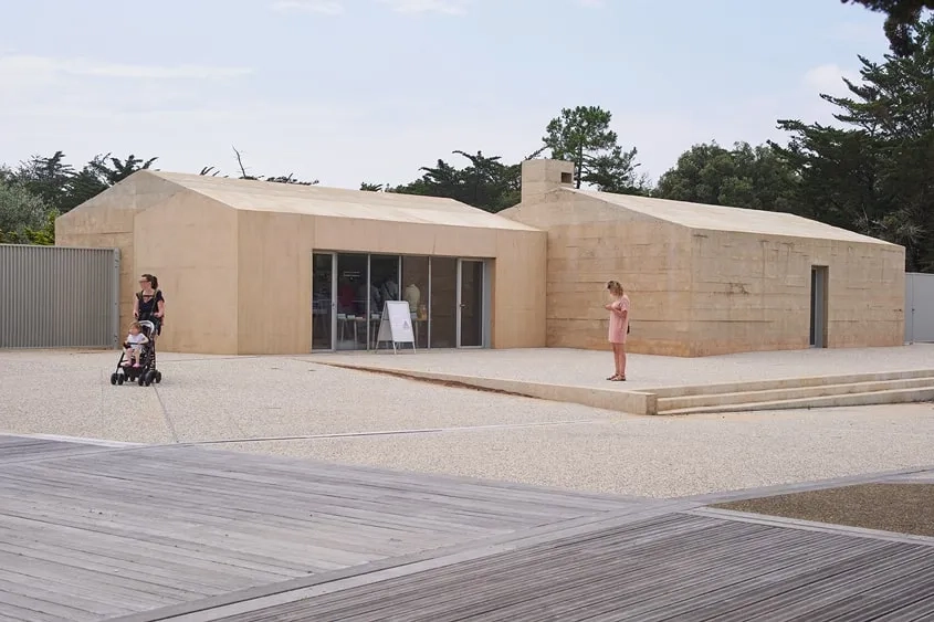 Le volume simple du nouveau pavillon d’accueil est en béton de la couleur du sable de la dune.