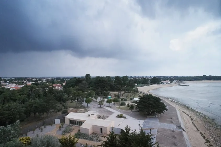 Le pavillon d’accueil s’articule autour d’une nef centrale connectée à deux volumes supplémentaires, dédiés l’un à la technique, l’autre au personnel.