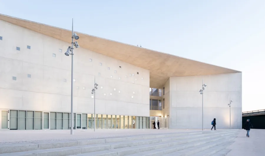 Avec son porte-à-faux monumental, le bâtiment en béton brut devient un signal fort et puissant à l’échelle de la ville.