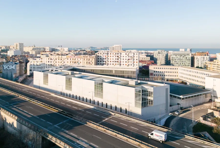 Le long de l’autoroute, le nouveau collège offre une lecture cinétique marquée par une alternance de pleins et de vides lisibles à grande vitesse.