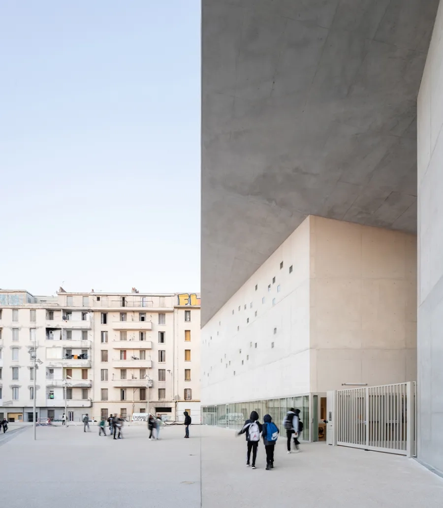 Ciselée comme un cristal de roche, l’entrée affirme clairement l’identité du collège dans son échelle d’équipement public.