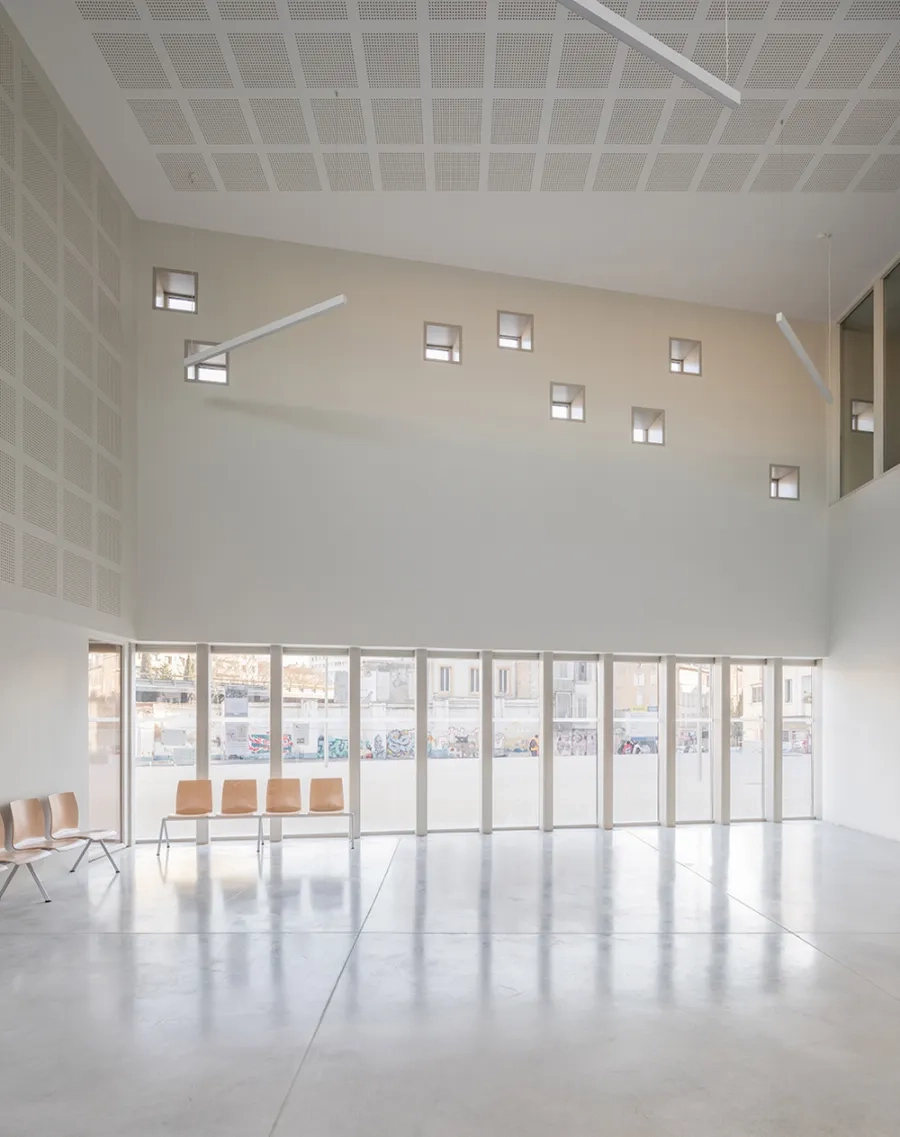 Organisé comme une rotule, l’espace d’attente des parents met en lien les différentes fonctions et crée un espace polyvalent de rencontre, baigné d’une douce lumière naturelle.