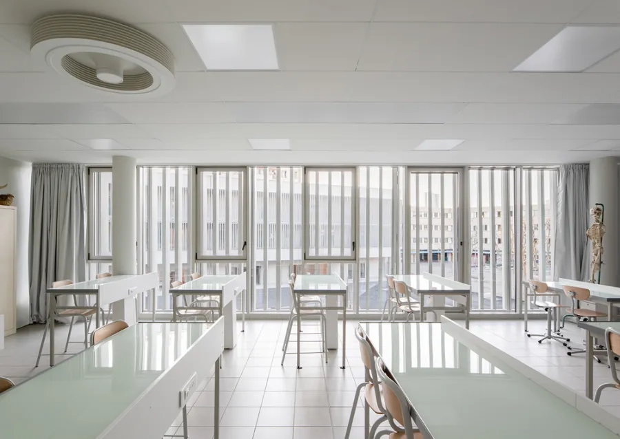 Au sein des classes, les conforts ont été privilégiés avec un éclairage naturel de qualité et des brasseurs d’air qui renforcent la ventilation naturelle.