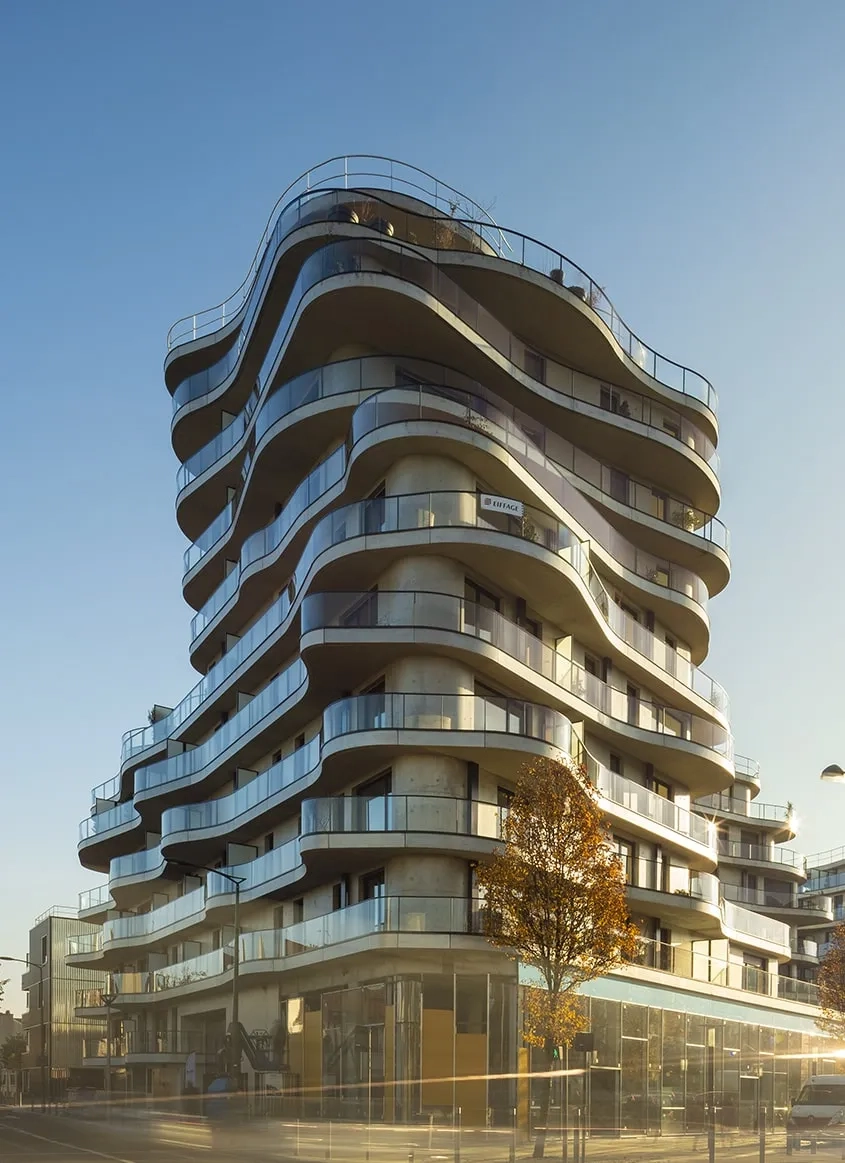 L’ondulation des balcons en porte-à-faux singularise les façades et forme une protection.