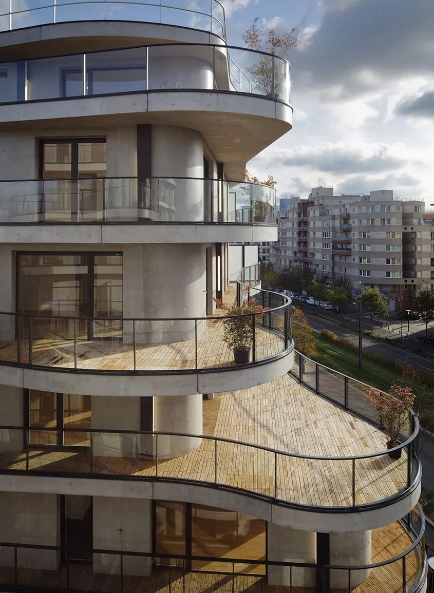 Aux angles et en proue, les logements bénéficient d’une double, voire d’une triple orientation et de vues particulièrement ouvertes sur le paysage environnant.