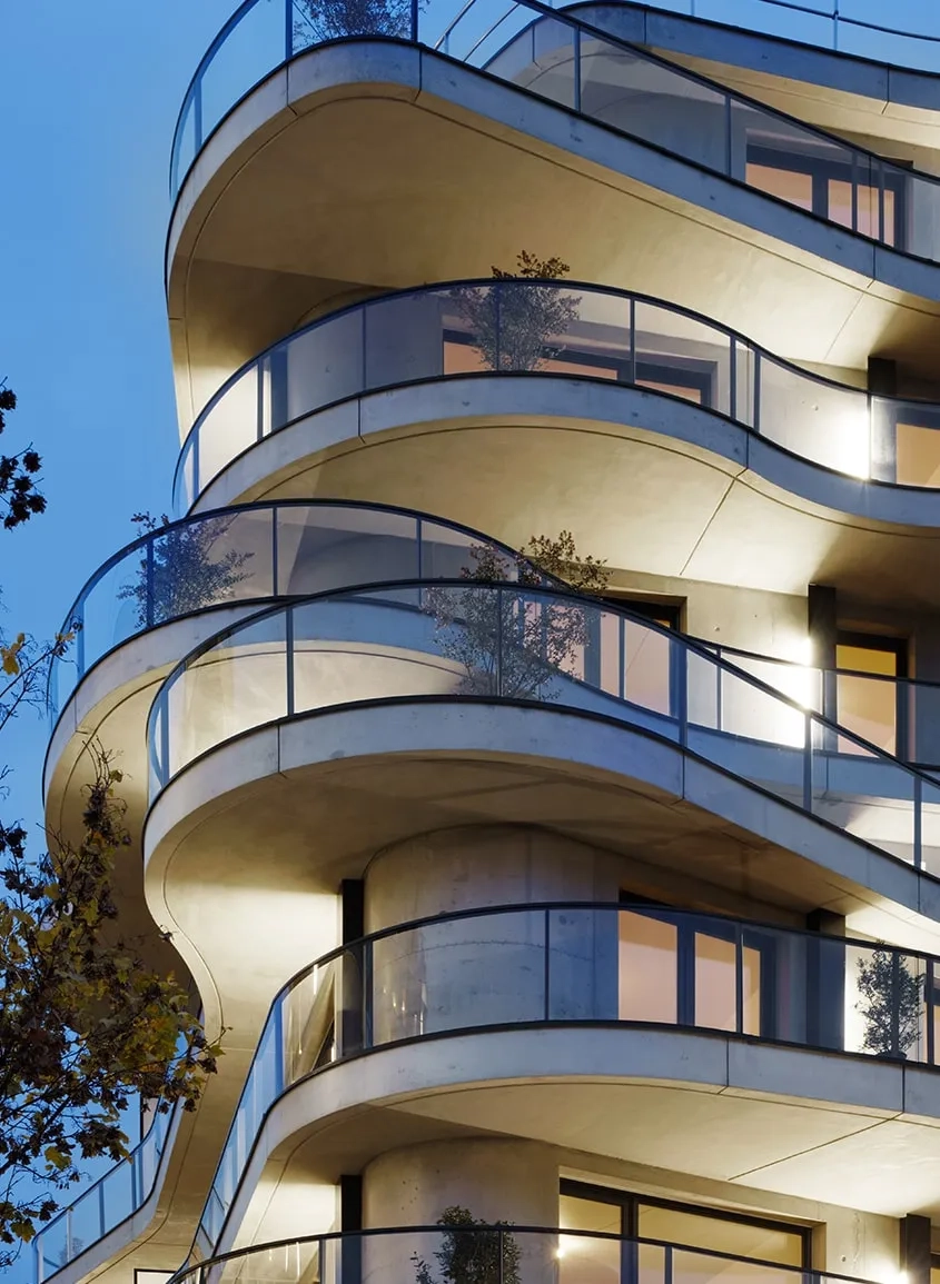 Aux angles et en proue, les logements bénéficient d’une double, voire d’une triple orientation et de vues particulièrement ouvertes sur le paysage environnant.