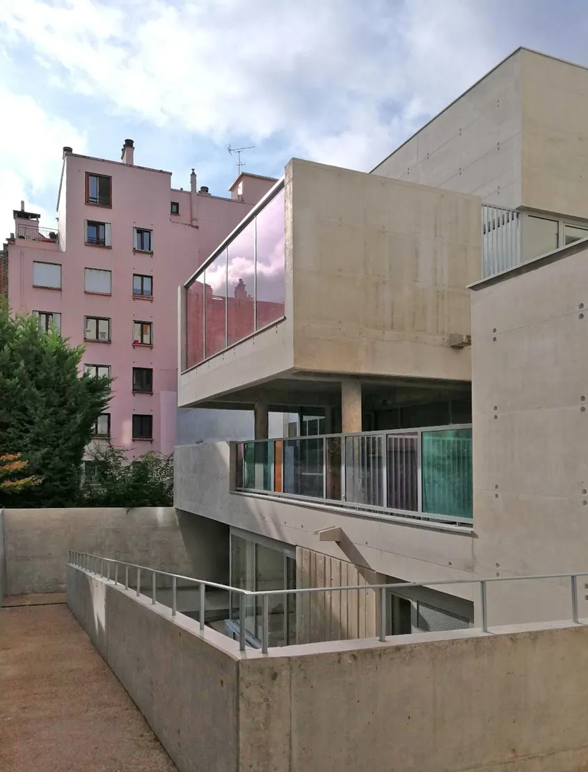 Vue sur la crèche à la sortie du passage sous porche.