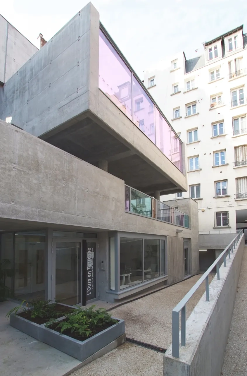 L’accès à la crèche se fait au niveau de la cour basse desservie par un ascenseur extérieur et par une rampe.