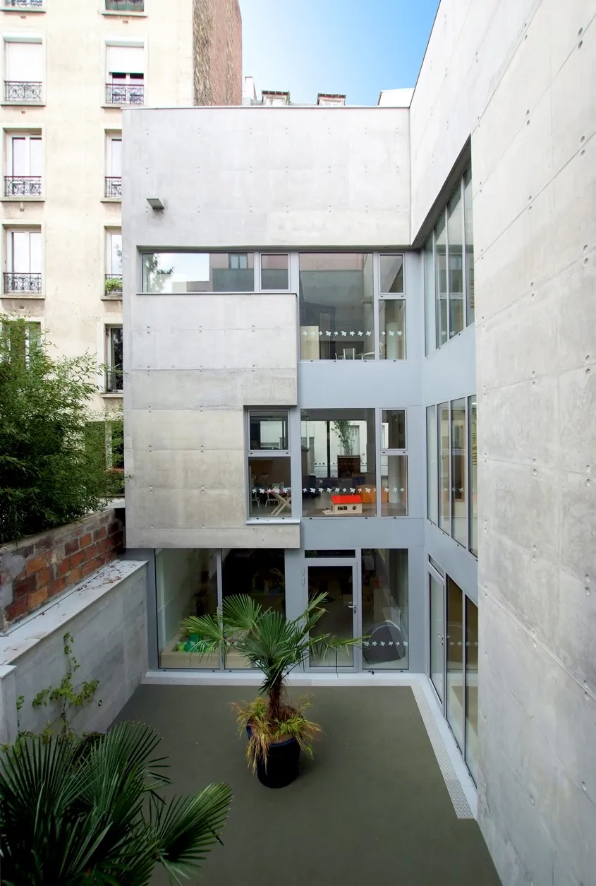 Le patio central dispense la lumière naturelle au cœur du bâtiment. Les salles d’activité du rez-de-chaussée s’ouvrent de plain-pied sur le patio.