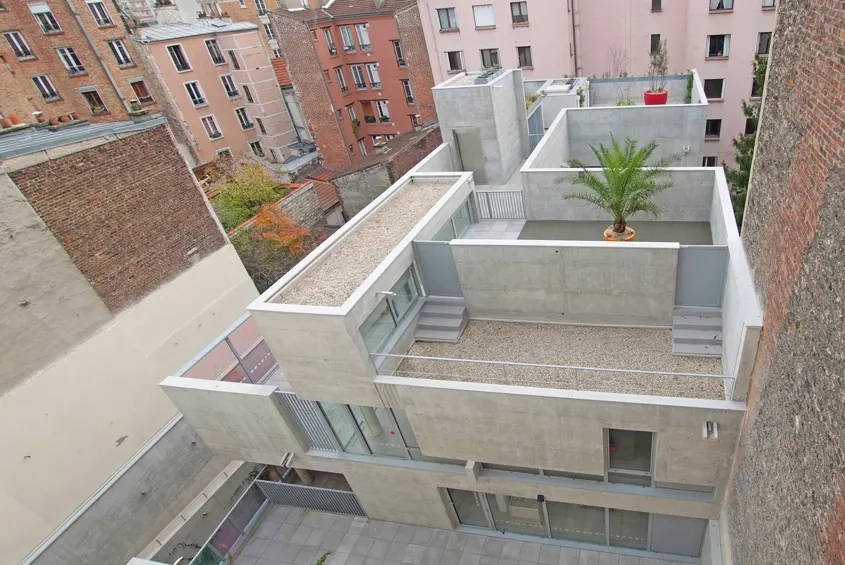 Une partie du toit-terrasse est aménagée de façon à accueillir les activités extérieures qui sont communes aux différentes sections (motricité, jeux d’éveil, etc.).