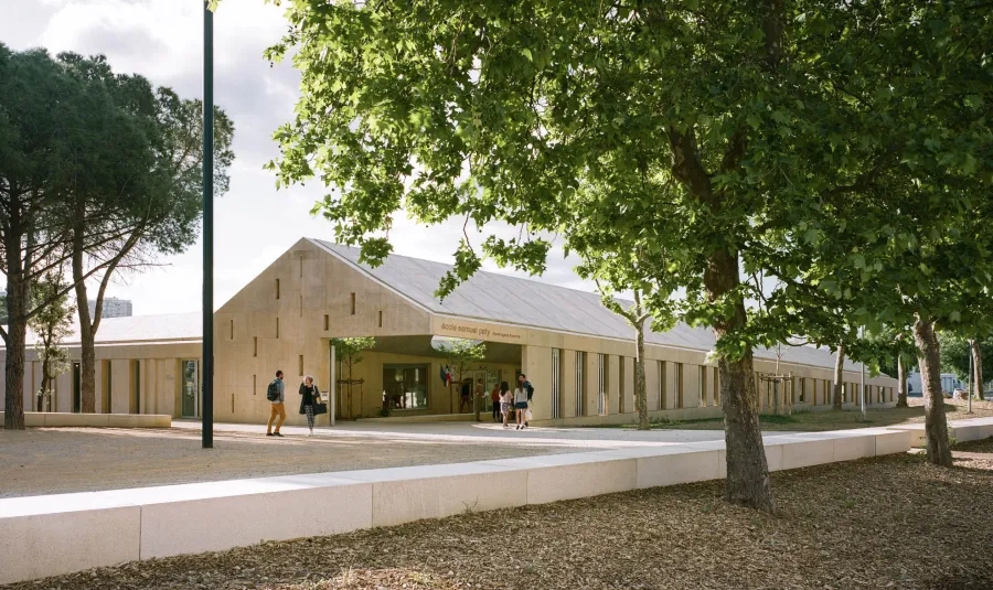 La silhouette archétypale de maison du groupe scolaire Samuel-Paty renouvelle la typologie de l’école et l’identité du quartier dans lequel il s’implante.
