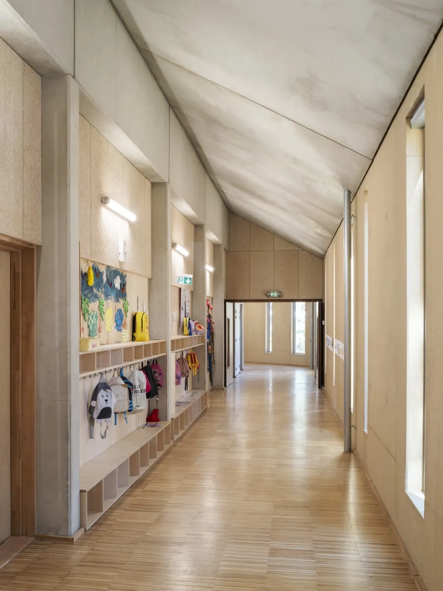 La distribution des classes est traitée de façon généreuse. Le voile de béton teinté extérieur a pu rester apparent sur ses deux faces puisque ce volume est considéré comme abrité mais non isolé.