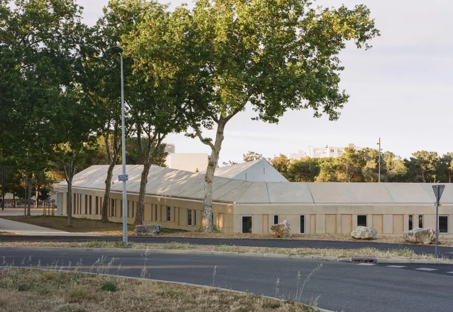 Les architectes ont choisi de réaliser la toiture en continuité des façades en béton sablé et teinté dans la masse pour unifier les différents plans et assurer une grande pérennité au bâti.