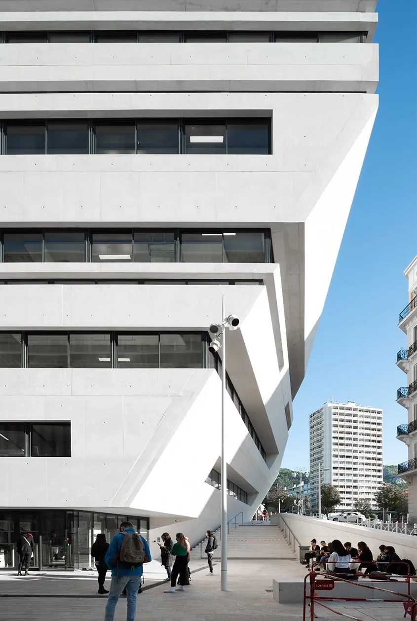 L’angle extérieur qui fait face à la gare s’infléchit pour marquer l’entrée dans le nouveau quartier. L’angle extérieur qui fait face à la gare s’infléchit pour marquer l’entrée dans le nouveau quartier.