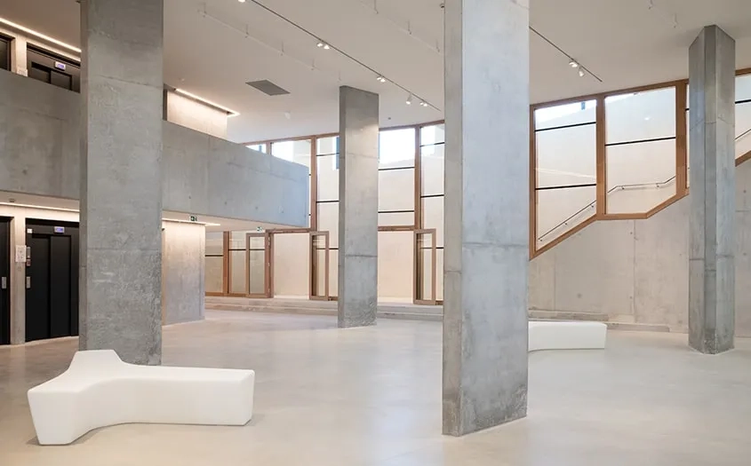 En connexion directe avec le parvis et la ville, le hall est vaste et devient un espace d’exposition où les étudiants peuvent présenter leur travail. En connexion directe avec le parvis et la ville, le hall est vaste et devient un espace d’exposition où les étudiants peuvent présenter leur travail.