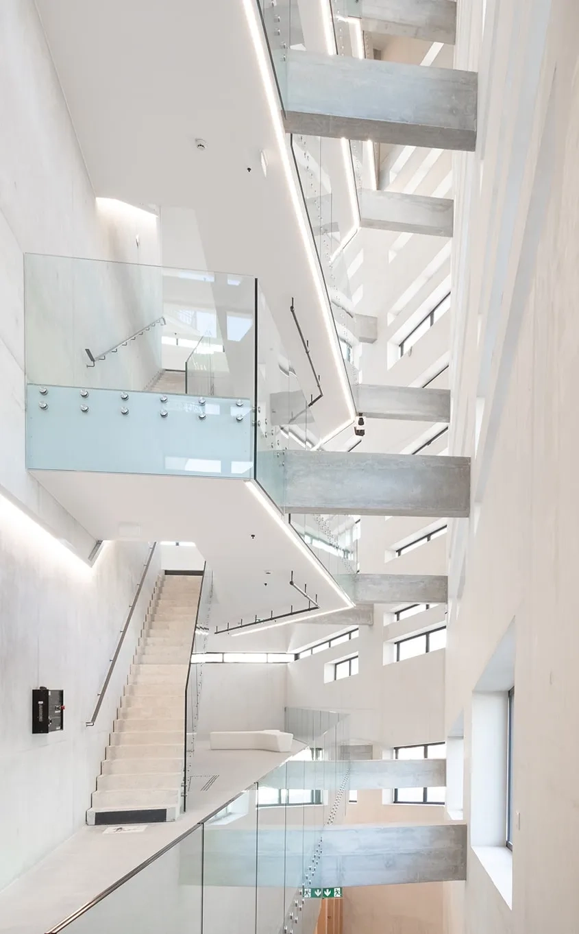 La circulation verticale est traitée en escalier monumental. Cet espace ouvert devient une « galerie verticale ». La circulation verticale est traitée en escalier monumental. Cet espace ouvert devient une « galerie verticale ».