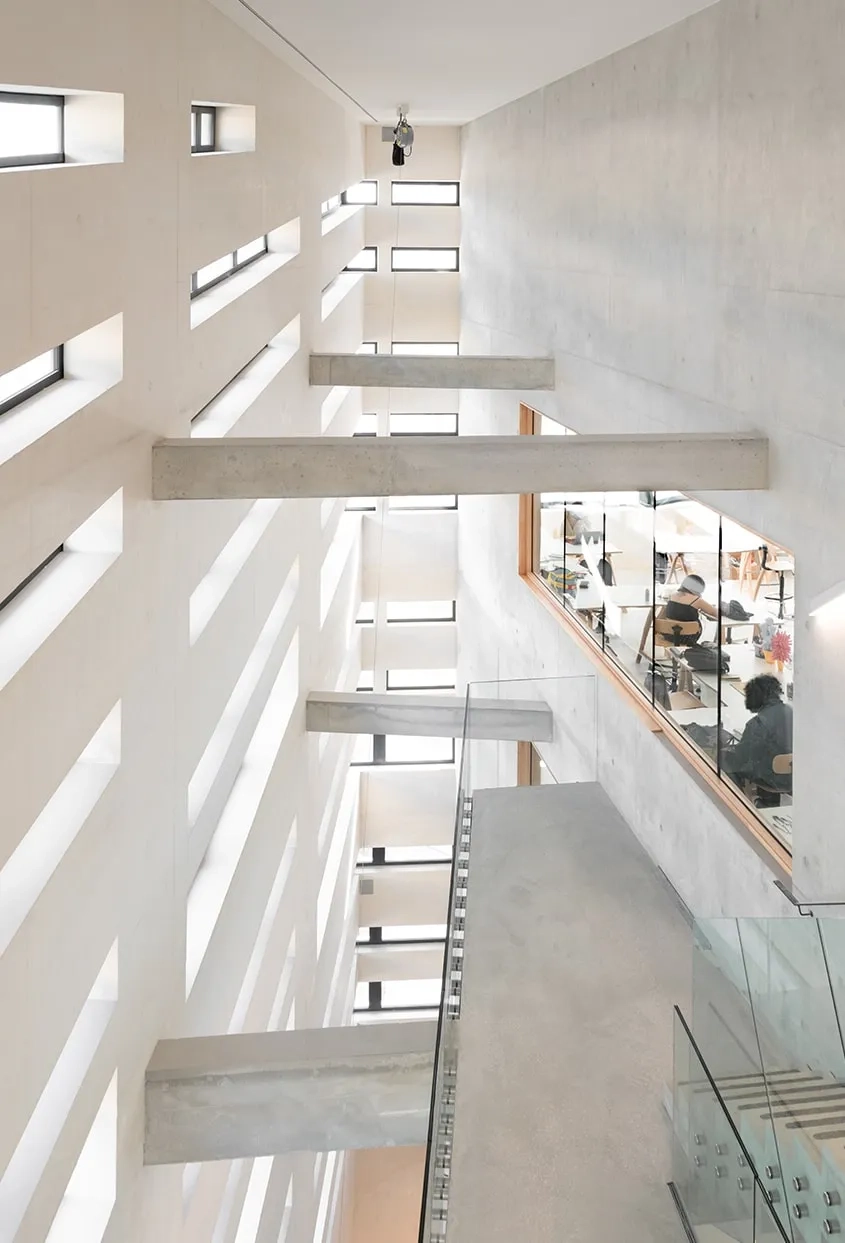 Pour avoir du béton en intérieur comme en extérieur, le bâtiment met en œuvre des doubles murs coulés en place avec isolant intégré. Pour avoir du béton en intérieur comme en extérieur, le bâtiment met en œuvre des doubles murs coulés en place avec isolant intégré.