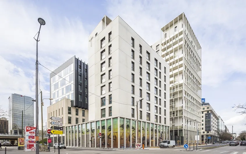 Une implantation en 3 volumes, qui optimise la parcelle bordée par l’avenue et les rails et assure la continuité du tissu urbain.