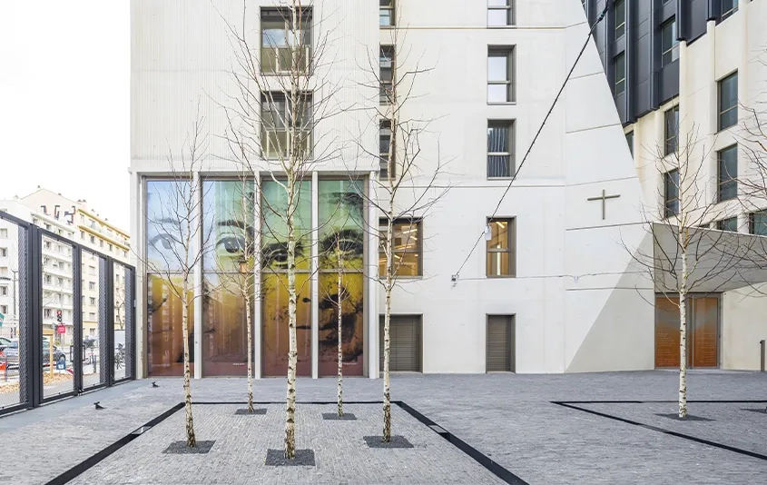 Des œuvres sérigraphiques placées en façade signalent la présence du centre diocésain.