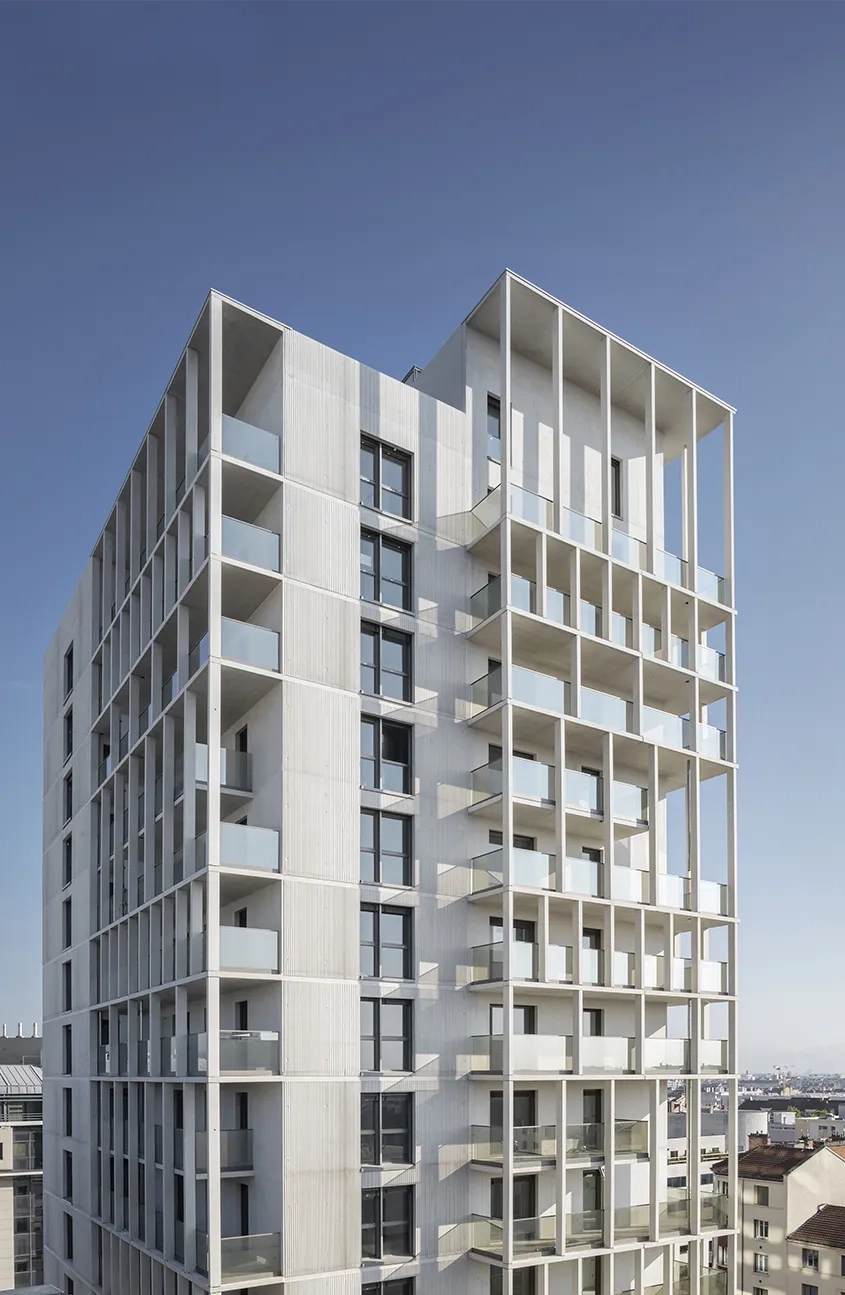 Les ondes verticales du béton matricé ajoutent rythme et vibrations aux façades des logements.
