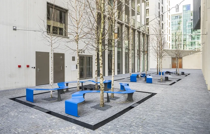 La voie piétonne, lieu de passage et de pause à l’écart des bruits de la ville, avec ses bancs (œuvre de Catherine Baas).