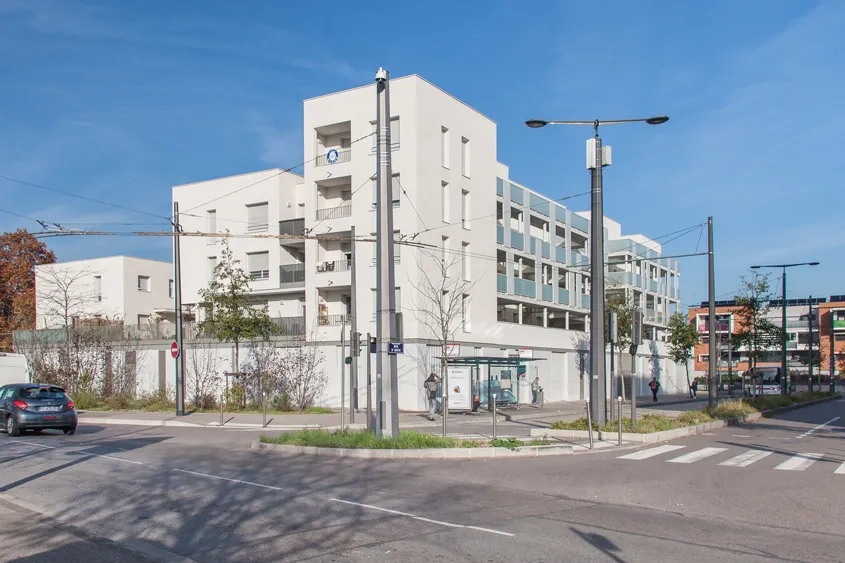 L’immeuble collectif et les maisons en bande s’organisent sur un socle actif, qui abrite des stationnements fermés et des locaux commerciaux. © Rue Royale L’immeuble collectif et les maisons en bande s’organisent sur un socle actif, qui abrite des stationnements fermés et des locaux commerciaux. © Rue Royale