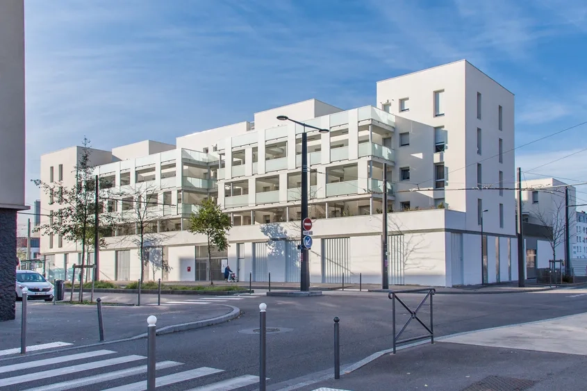 À l’est, sur la rue d’Artik, le bâtiment collectif forme un front urbain et répond au gabarit de l’immeuble qui lui fait face. © Rue Royale À l’est, sur la rue d’Artik, le bâtiment collectif forme un front urbain et répond au gabarit de l’immeuble qui lui fait face. © Rue Royale
